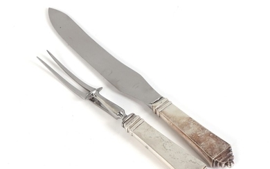 Harald Nielsen: “Pyramid”. Sterling silver carving set with sterling silver handles. Georg Jensen after 1945. L. resp. 31 and 25 cm.