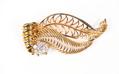 Importante broche en or jaune (750) agrémentée de sept diamants brillantés dont un central de...
