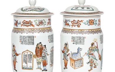 Intéressante paire de vases en porcelaine polychrome chinoise avec couvercles. Emaillés de figures et de...