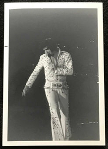 JIM CURTIN: ELVIS PRESLEY ON STAGE IN 1974. VINTAGE PHOTO.