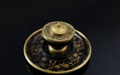 Japanese lacquer and gilt bronze inkwell, consisting of a large saucer, the body of the inkwell formed by a small bowl in lacquer with an openwork frame in chased and gilt bronze.