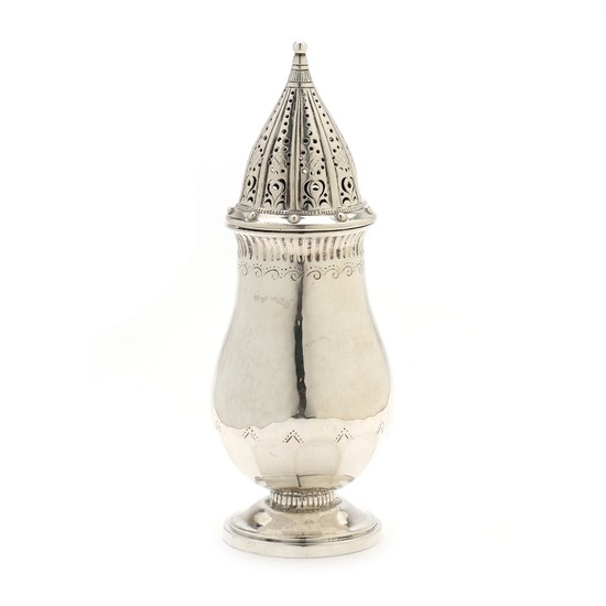 Just Andersen: Silver sugar sprinkler with incised pattern. Openwork cover with stylized motifs. Marked Just A. H. 20.5 cm.