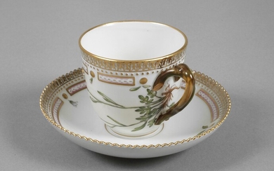 Kopenhagen Kaffeetasse mit Untertasse "Flora Danica"Entwurf 1790 auf Bestellung des dänischen Königs Christian VII., Ausführung...