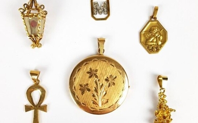 LOT in gold 750 ‰ : pendant medallion (PB 16,4 g), pendant cross (pds 3,5 g), pendant charm (pds 4,5 g), charm pds (4,6 g), medallion angel (pds 3,5 g), one diamond earring (PB 2 g) and pendant "M" (pds 1,3 g)
