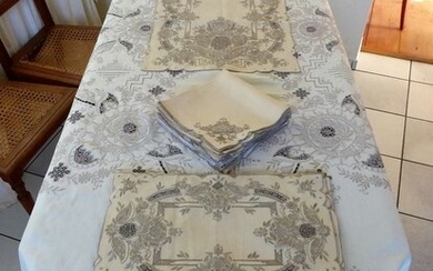 Large hand embroidered tablecloth with 12 Napkins - 8 Placemats - Table runner - Madeira Island - Linen - Second half 20th century