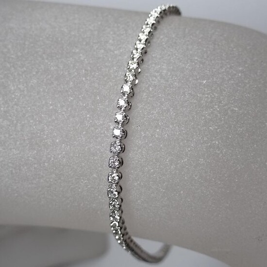 Line bracelet in white gold, 750 MM, highlighted with brilliant-cut diamonds, total approx. 1 carat, security systems, length 17.50 cm, mint condition, weight: 4.45gr. rough.
