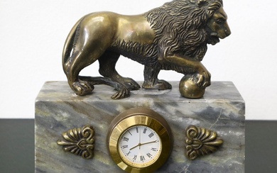 Lion en bronze doré avec horloge H 15 cm, base 16x6 cm, sur socle en...