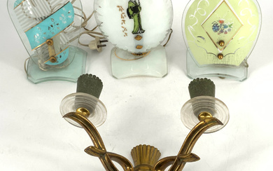 Lotto composto da tre lampade da tavolo con struttura in metallo, base e palumi in vetro decorati a motivi orientali…