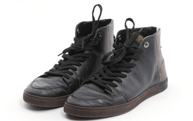 Louis Vuitton A pair of sneakers of brown monogram canvas and black...