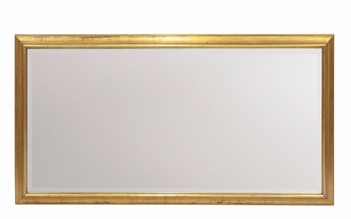 MIROIR EN BOIS TEINTÉ DORÉ Miroir biseauté avec un cadre en bois doré avec quelques...