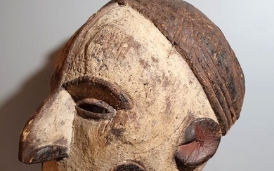 Masque Igbo présentant une physionomie de caractère et une importante stylistique renforçant notamment le nez,...