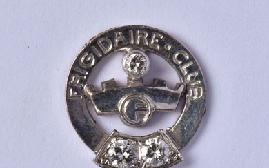 Médaille en or gris 18K (750/oo) à décor ajouré comportant l'inscription "Frigidaire Club" et sertie...