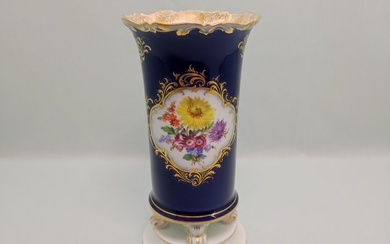 Meissen - Vase (1) - Foot vase/rod vase 14.1 cm cobalt blue background with flower bouquets and rich gold decoration - Porcelain