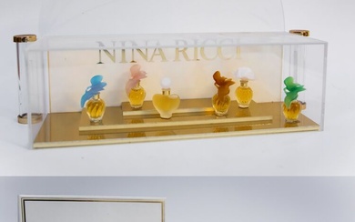 Nina Ricci - (années 1970-1990) Lot comprenant: - le pendentif "camée" en résine moulée et...