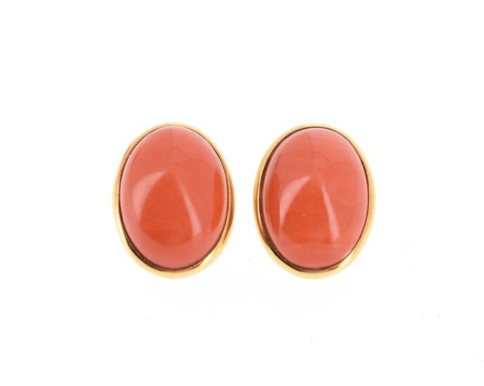 Pair of 18 K (750 °/°°°) yellow gold ear clips set with a coral cabochon Gross