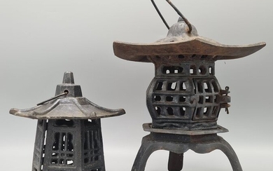 Pair of Temple Lanterns - Cast iron - Japan - Second half 20th century