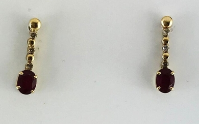 Pair of earrings in 750°/°° gold set with diamonds holding a cushion-shaped ruby in pendants, Gross weight: 4,62g