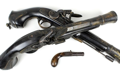 Pair of flintlock tromblons, 20th century replicas, wooden shaft, with brass and iron mountings, each with iron ramrod, funnel-shaped barrel with ornamental brass engraving, grip end also with engraved brass mountings, l: 47,5 cm, additionally terzol...