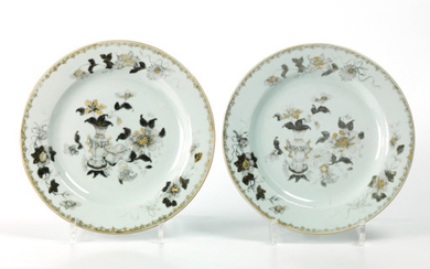 Pair of round porcelain plates. China, India Company...