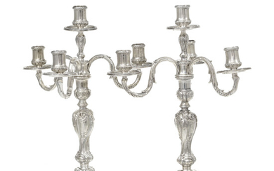 Paire de candélabres à 3 bras de lumière en argent, par Bossard, Lucerne, XXe. A décor Rocaille, les bras amovibles, h. 37,5 cm, 3550g