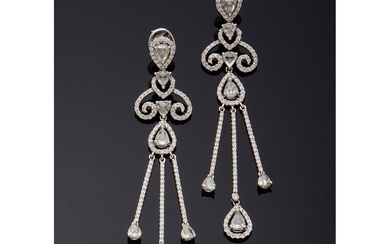 Paire de pendants d'oreilles "Chandelier" en or blanc 18 carats (750/000) et diamants, composée de...