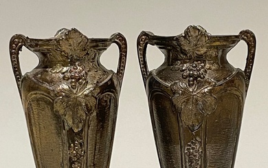 Paire de vases balustres en bronze doré à décor de pampres de vigne. Epoque ART...
