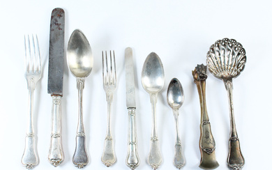 Parte di servizio di posate in argento composto da: trentasei forchette, trentadue coltelli, dodici cucchiai, ventidue forchette da frutta, venti…