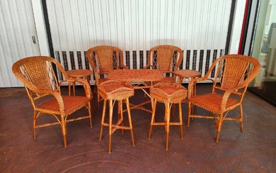 Partie de mobilier de salon en rotin comprenant quatre fauteuils, une table et quatre sellettes....