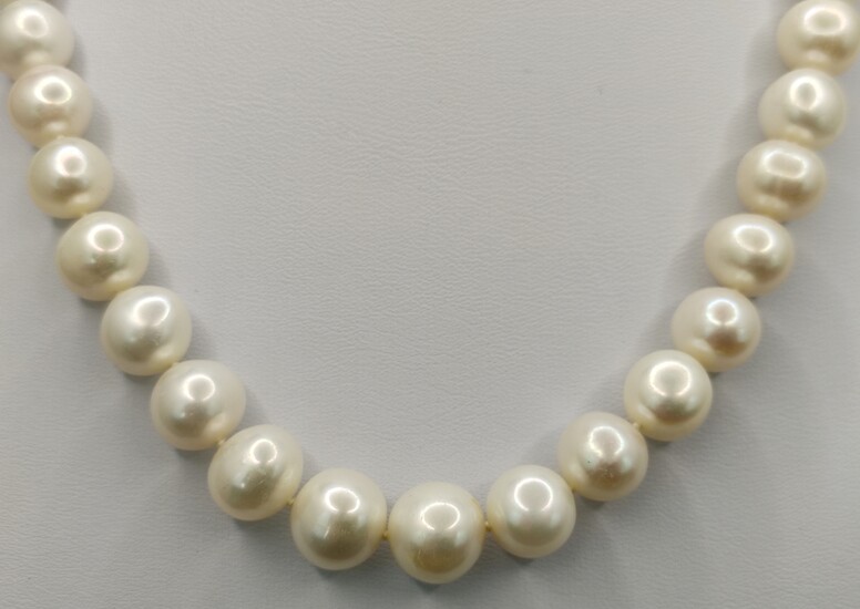 Pearl necklace, 41 baroque cultured pearls of 10-11,5mm, clasp in 750/18K white / yellow gold, sign