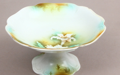 Porcelain fruit bowl End of 19th century. Kuznetsov porcelain factory. Porcelain. 11.5x24 cm. With defect