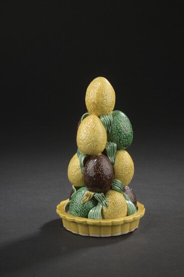 Pyramide de fruits en biscuit émaillé jaune,... - Lot 59 - Daguerre