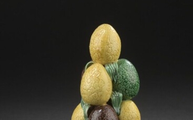 Pyramide de fruits en biscuit émaillé jaune, verte et aubergine Chine, XIXe siècle Constituée d'une...