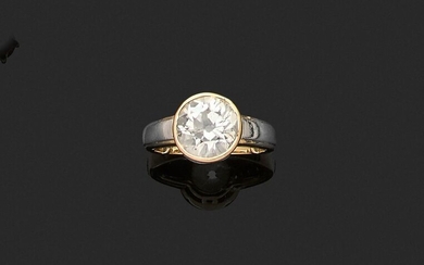 RING in yellow gold 750 thousandths and platinum 850 thousandths, decorated with a round diamond of old cut set closed. Finger size : 49. Gross weight : 5,7 g. Presumed weight of the diamond approximately 2.90 to 3.10 ct. (grindings). Yellow gold and...