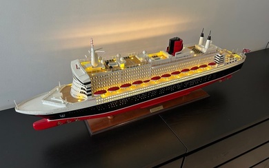 RMS Queen Mary 2 1:200 - Model ship - Voorzien van ingebouwd licht. - Exceptional size
