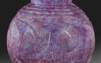 Rare vase boule Art déco avec frise de cygnes de Pierre D'Avesn. Verre surfondu, incolore...