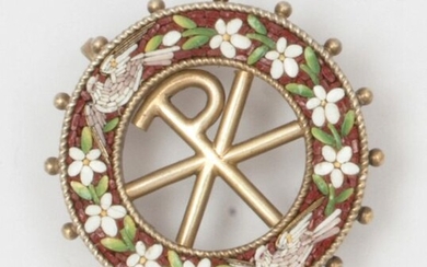 Round brooch with "Chrism" motif in gilt vermeil decorated with micro-mosaic with flower and dove decoration. Diameter : 2,7cm. Weight : 6,5g.