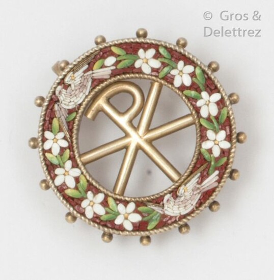 Round brooch with "Chrism" motif in gilt vermeil decorated with micro-mosaic with flower and dove decoration. Diameter : 2,7cm. Weight : 6,5g.