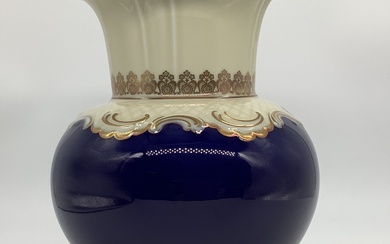 Schumann Vase. 1932. Perfect cobalt and hand-painted gold. Rarity In the early 1880s, entrepreneur K. G. Schumann (Christian Heinrich Schumann) opened a porcelain factory in Arzberg (Bavaria, Germany). After Schumann's death, his widow Christiana took...