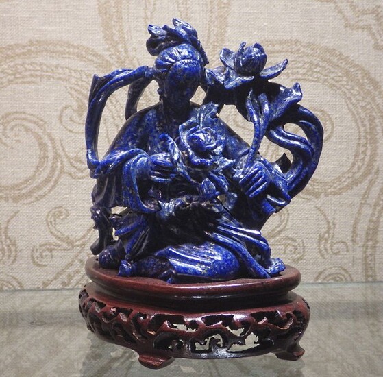Sculpture - Lapis Lazuli - young woman with flowers - China - Early 20th century