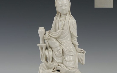Sculpture, on wooden feet (1) - Blanc de chine - Porcelain - Kuan Yin - marked - China - 19th century
