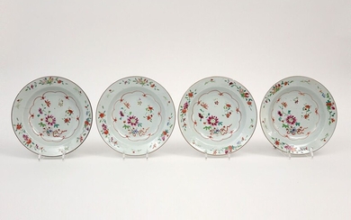 Set de quatre bols chinois du 18e siècle en porcelaine avec décor floral "Famille Rose"...