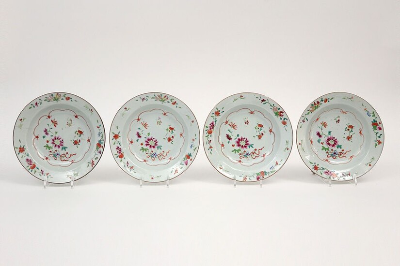 Set de quatre bols chinois du 18e siècle en porcelaine avec décor floral "Famille Rose"...