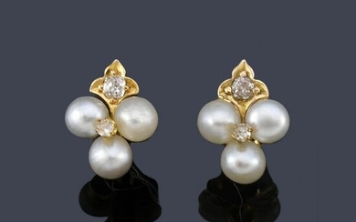Short earrings with natural pearls and small