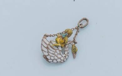 Silver pendant (800 thousandths), representing a swan enhanced with white enamel, mounted by a cherub. (Trace of enamel and missing).