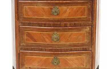 Small Transition style chest of drawers in veneer and marquetry opening by three drawers. Ornamentation in gilt bronze and surmounted by a grey - pink veined white marble shelf. Period: 18th century. (Slight lacks in the veneer). Dim.:+/-80,5x84,5x43cm.