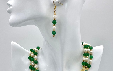 Superbe collier à trois rangs de jade vert et de perles blanches naturelles du Pacifique...