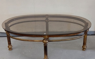 TABLE BASSE ovale piètement en bronze et laiton, plateau en verre fumé H : 41...