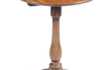 TABLE TRIPODE EN ACAJOU GEORGE III C.1770 le plateau circulaire bombé à bascule sur une...
