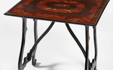 Tavolo in legno con sostegni a lira ebanizzati.