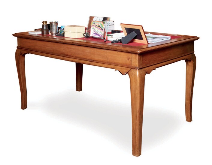 Tavolo scrivania in legno chiaro, a quattro... - Lot 859 - Pierre Bergé & Associés